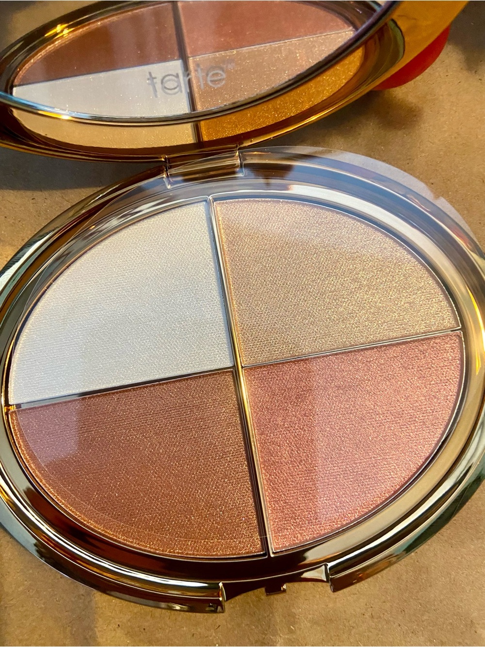🤎🎀🤎TARTE Glow Wardrobe Highlighting Palette Bronze/Golden/Pearl/Rose
NEW IN BOX!